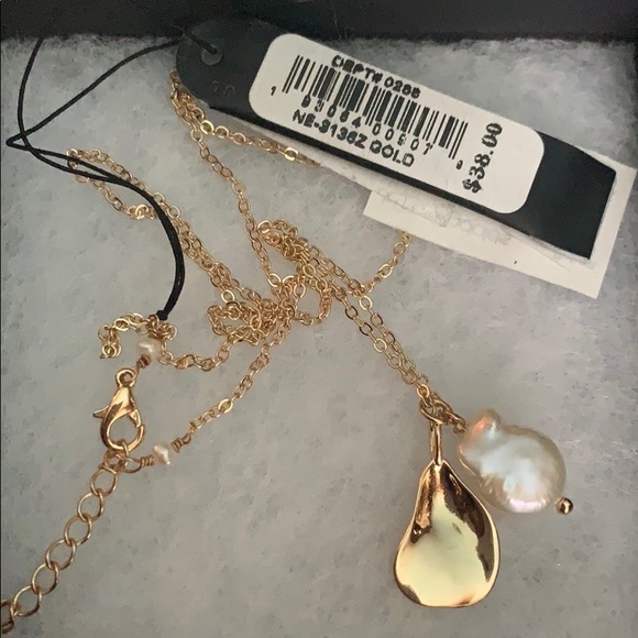 Aqua Bloomingdales pearl set of necklace/earrings - Picture 7 of 8